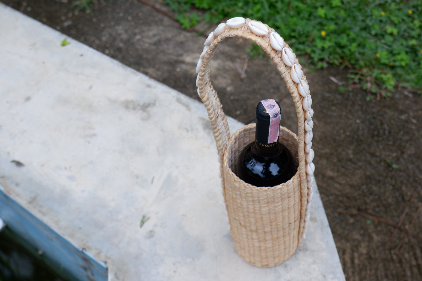 wine bottle holder with shell