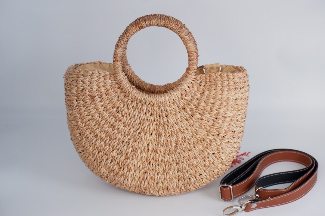 weaving seagrass bag