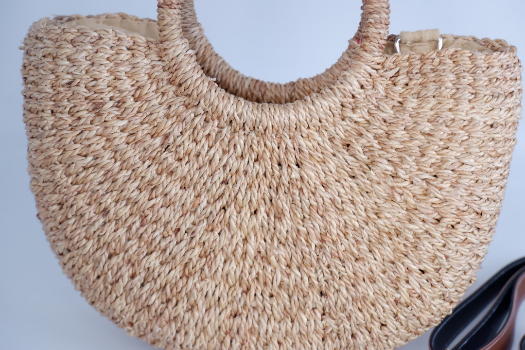 weaving seagrass bag
