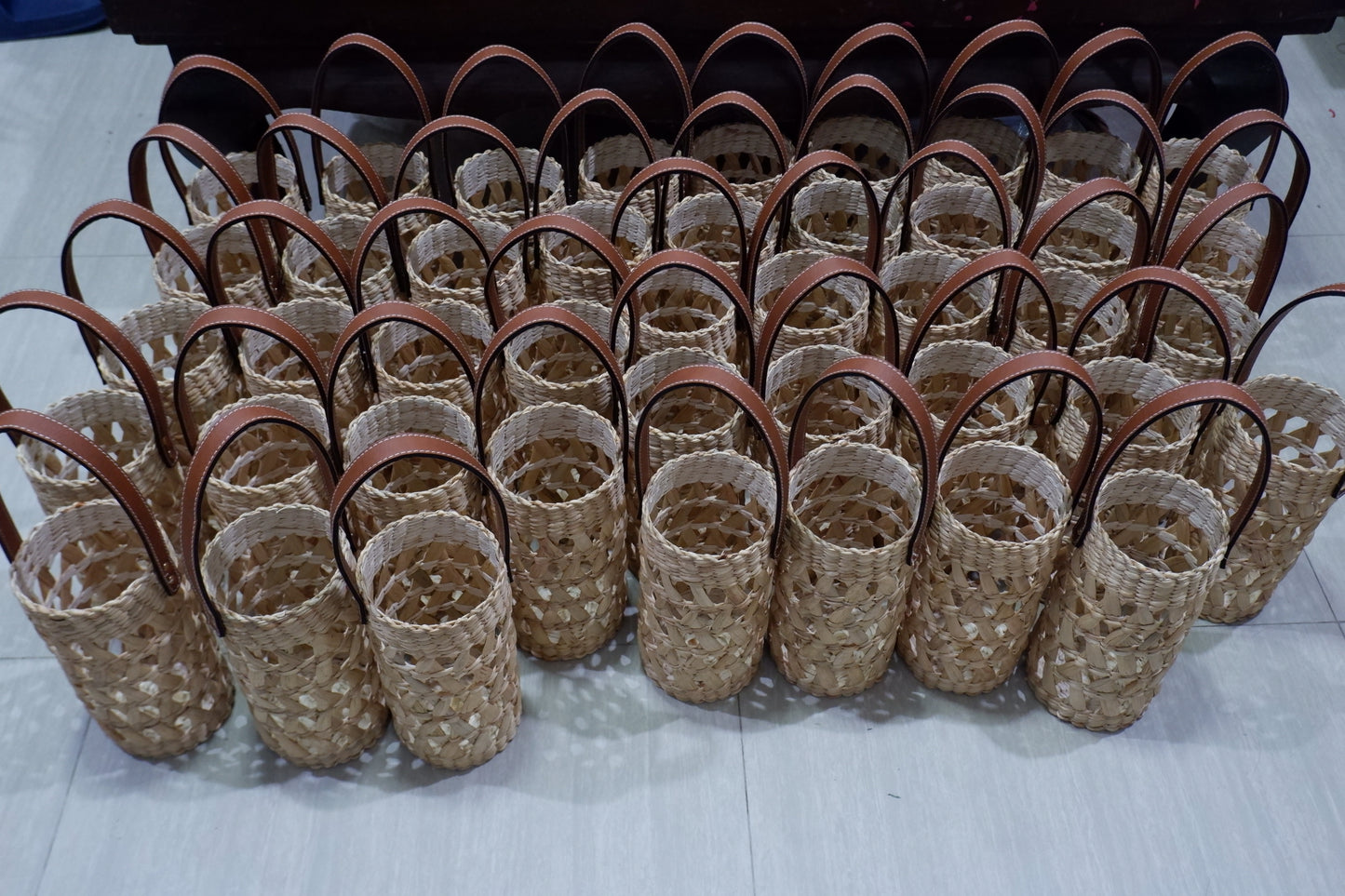 Luxury Water Hyacinth Wine Bottle Holder with Leather Handle – Handmade Woven Basket