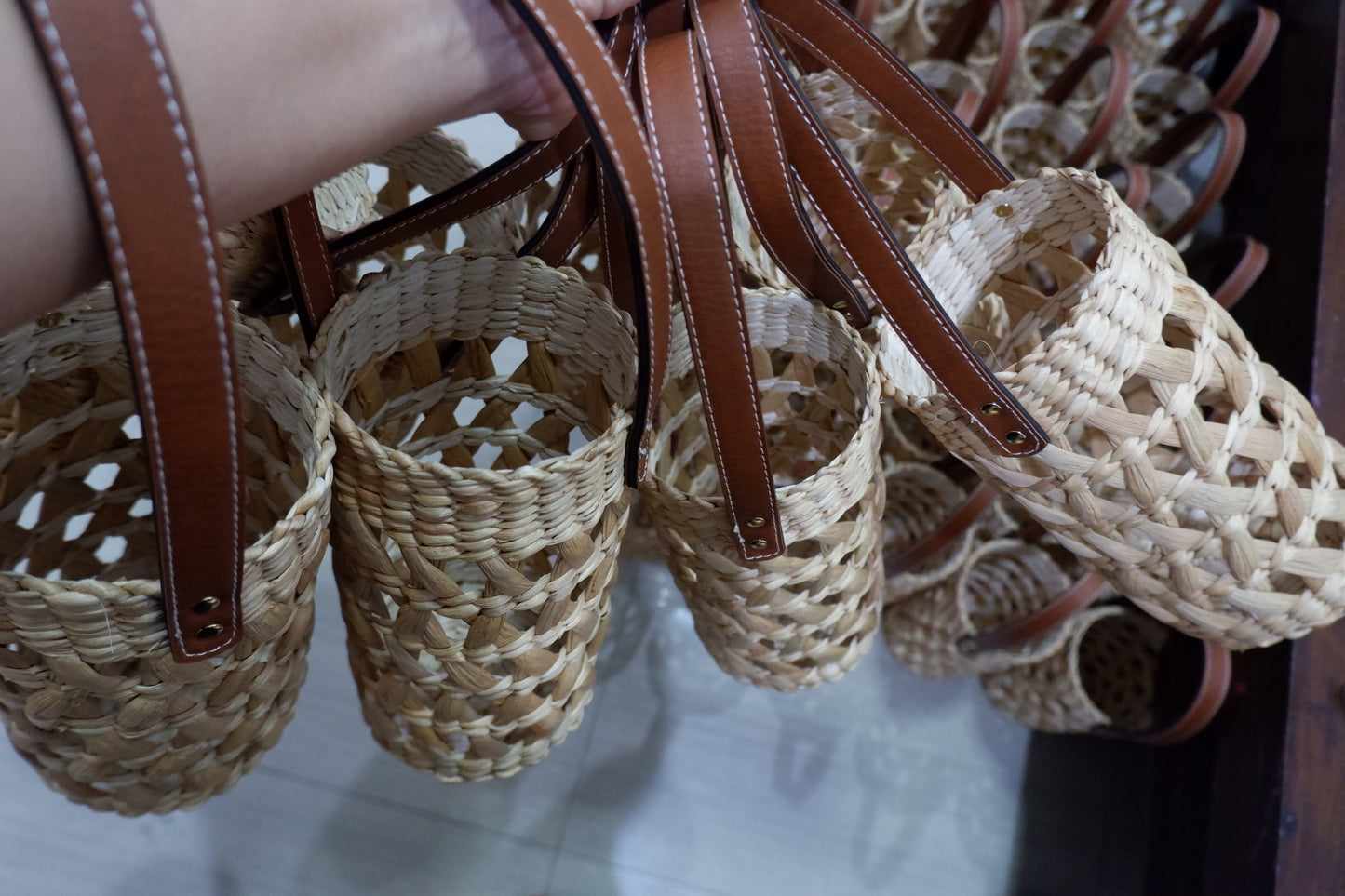 Luxury Water Hyacinth Wine Bottle Holder with Leather Handle – Handmade Woven Basket