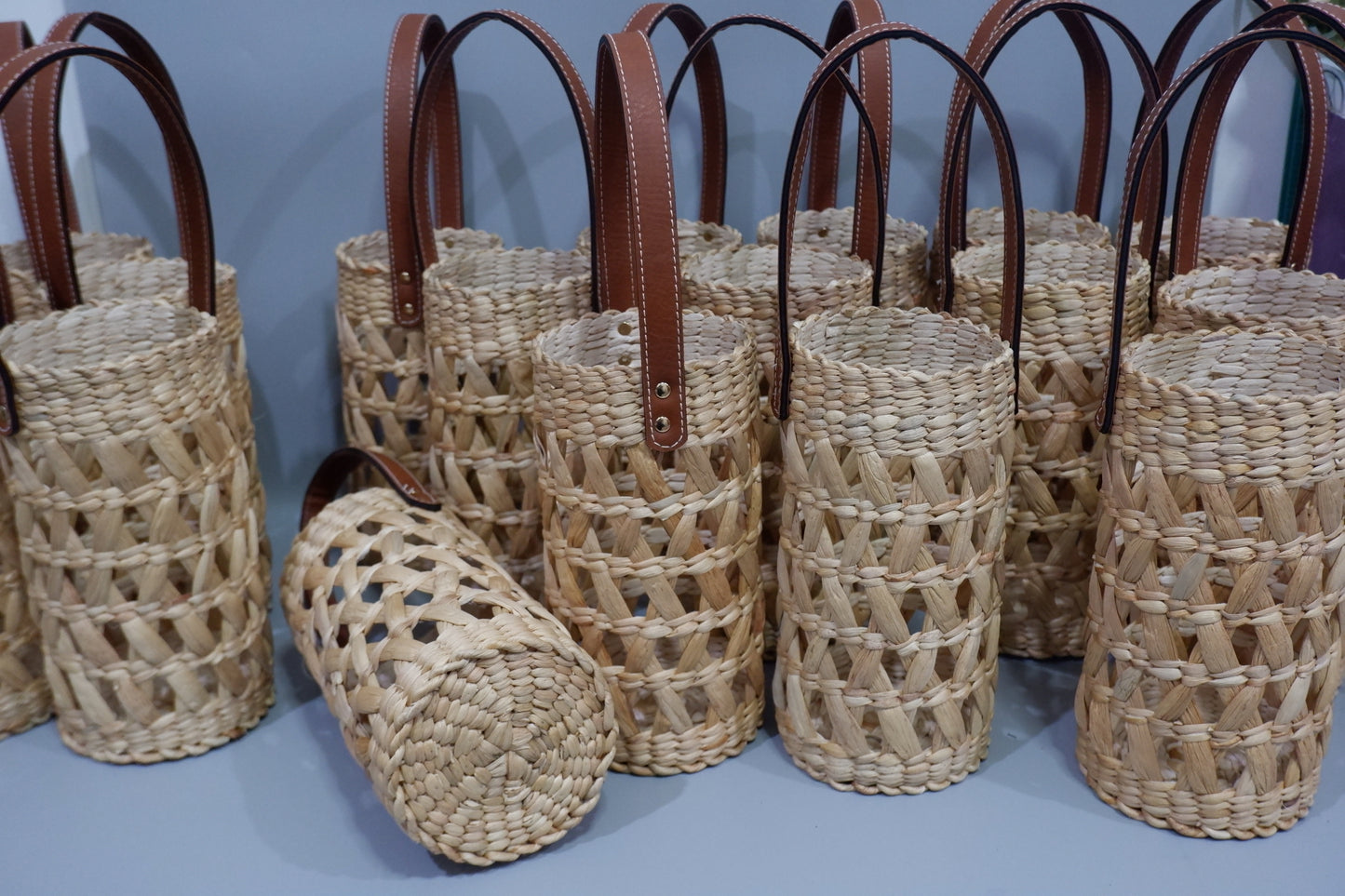 Luxury Water Hyacinth Wine Bottle Holder with Leather Handle – Handmade Woven Basket