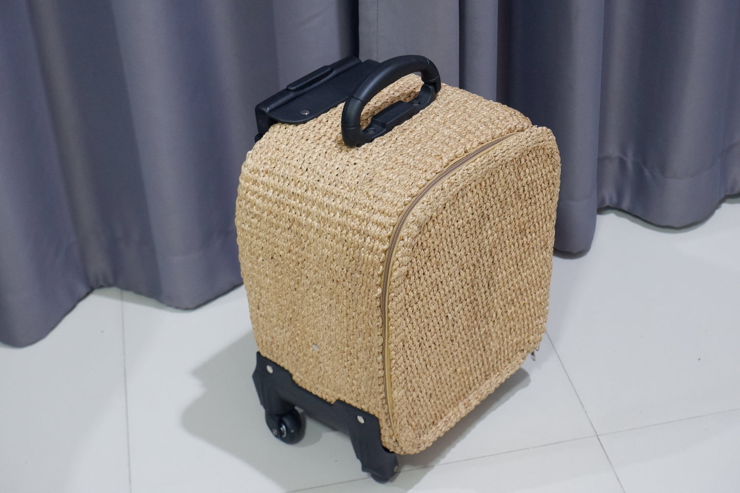 Exclusive Handcrafted Straw Travel Bag – Elegant Wicker Weekender for Luxury Travelers