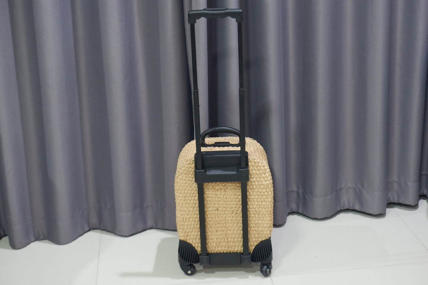 Exclusive Handcrafted Straw Travel Bag – Elegant Wicker Weekender for Luxury Travelers
