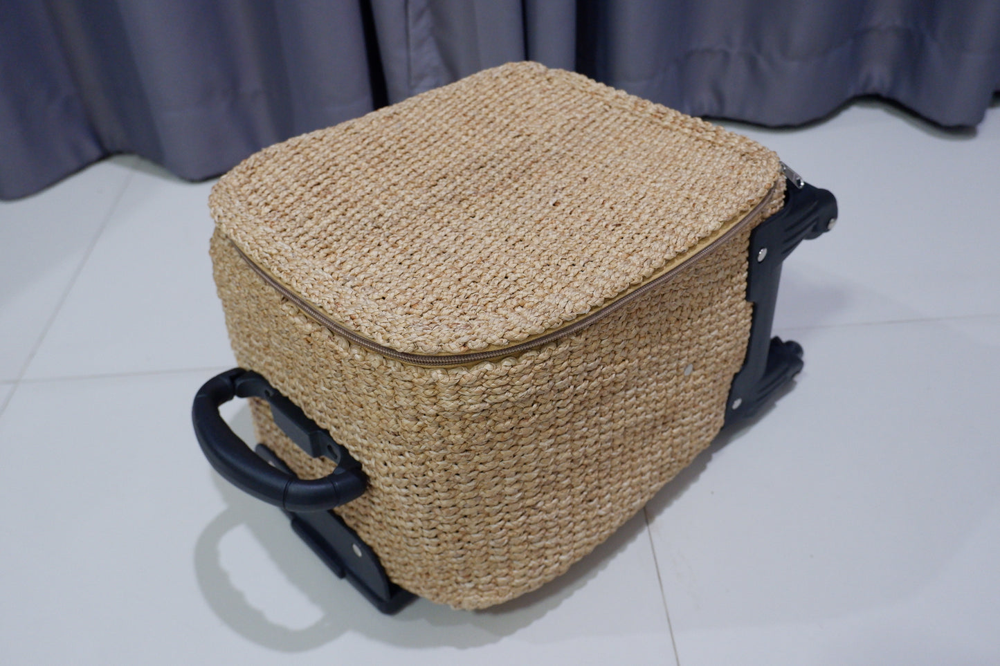 Exclusive Handcrafted Straw Travel Bag – Elegant Wicker Weekender for Luxury Travelers
