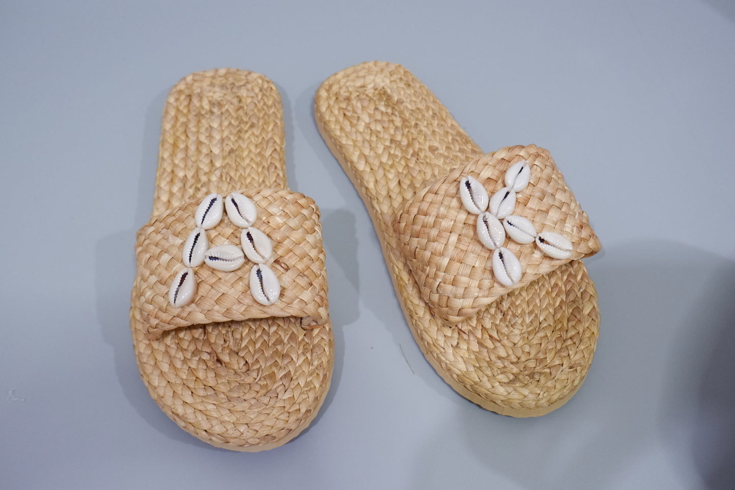 Personalized bridal sandals with shell