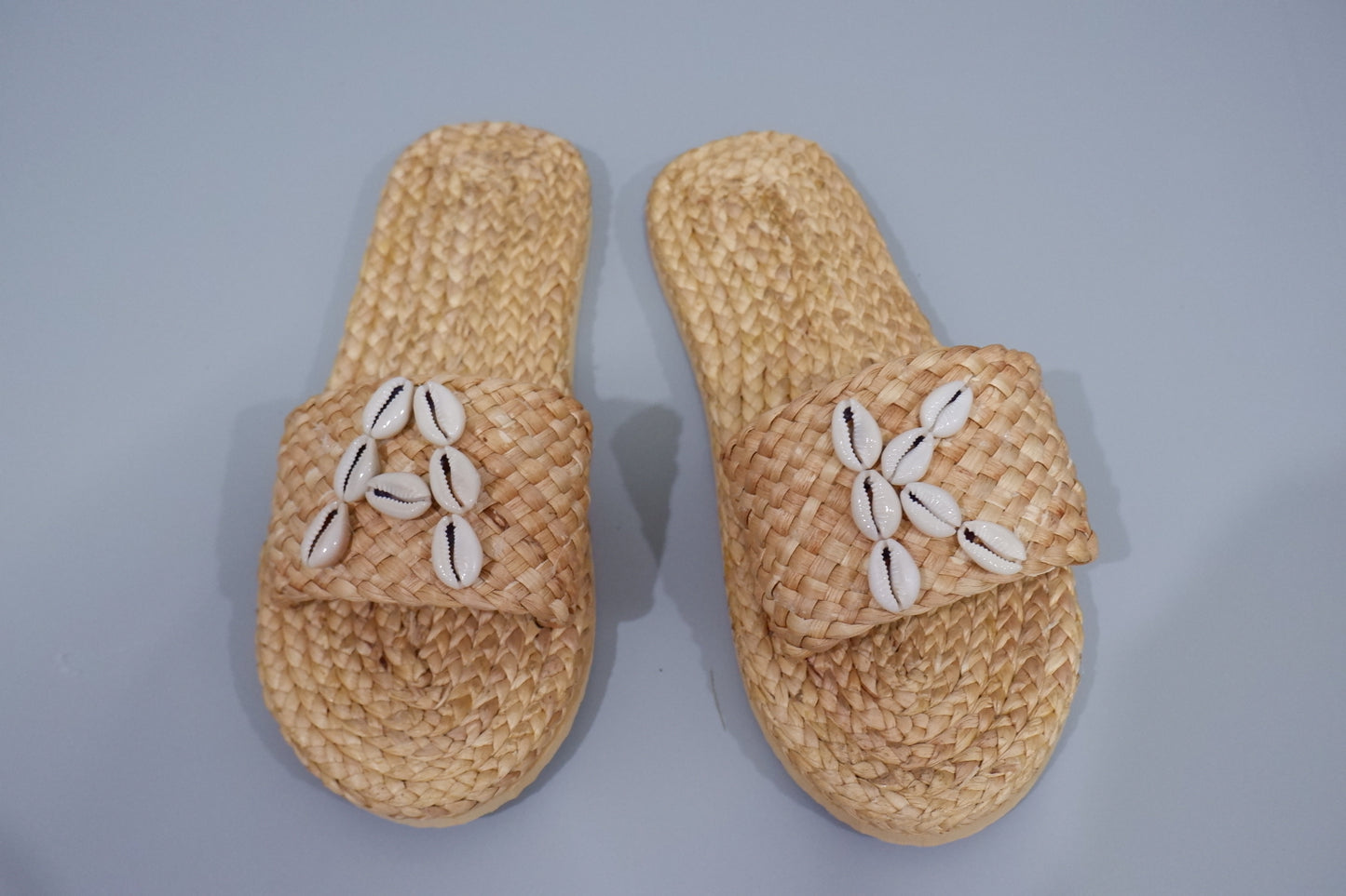 Personalized bridal sandals with shell