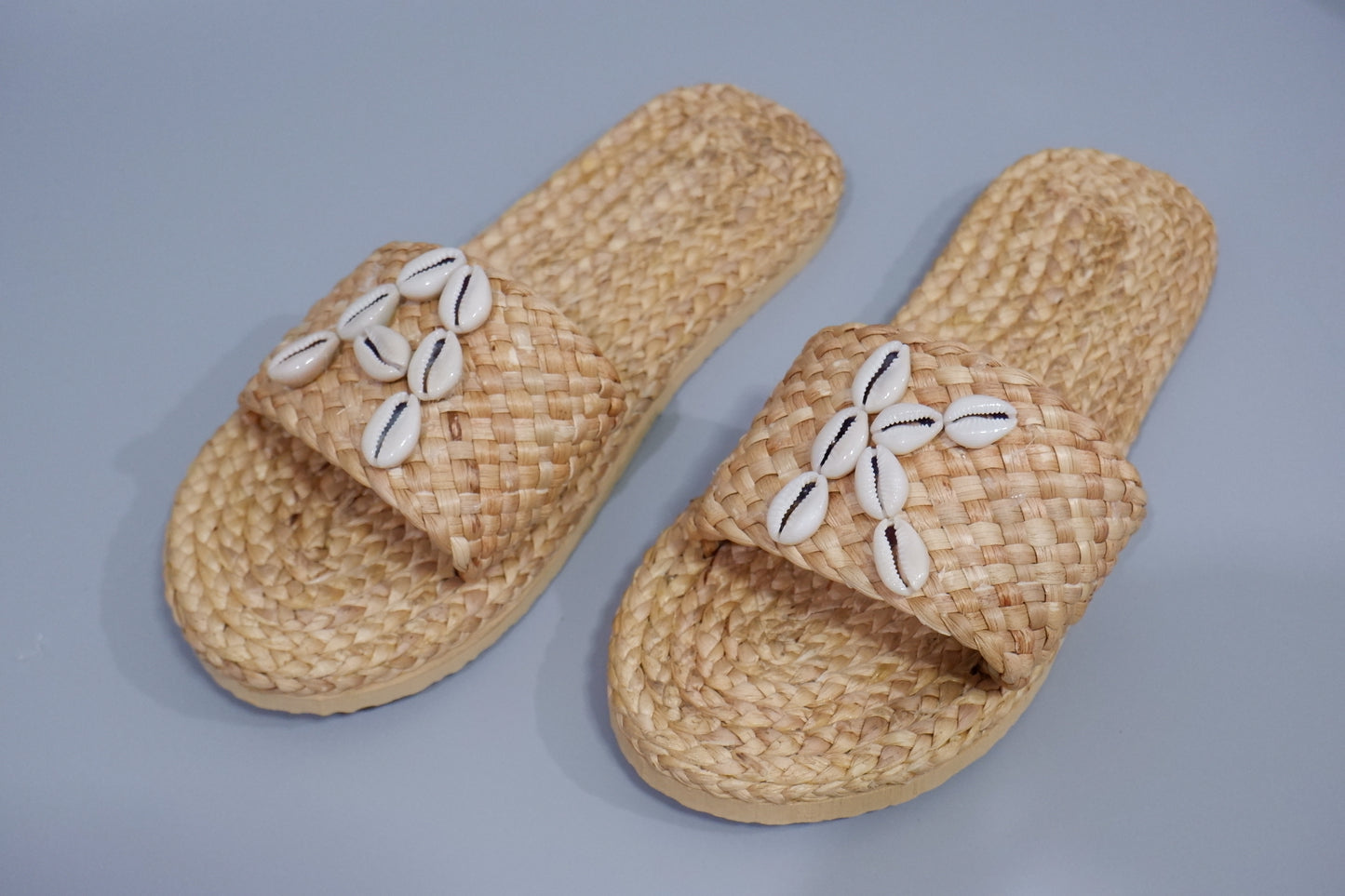 Personalized bridal sandals with shell