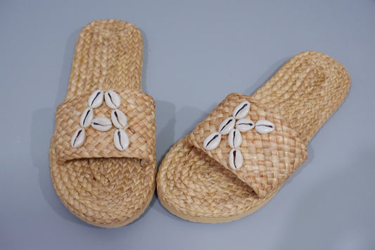 Personalized bridal sandals with shell