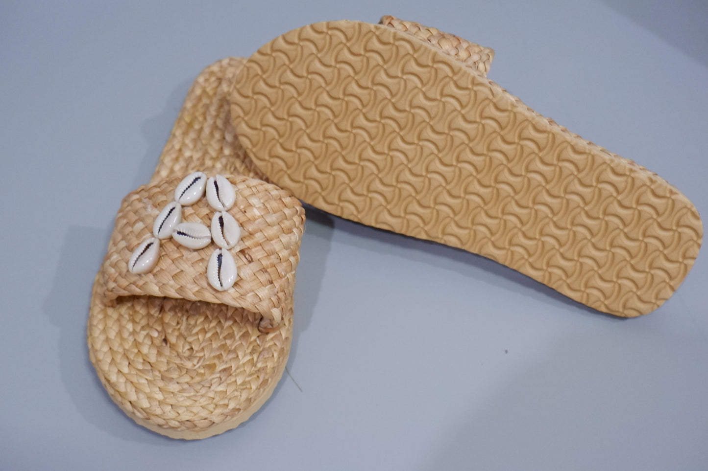 Personalized bridal sandals with shell