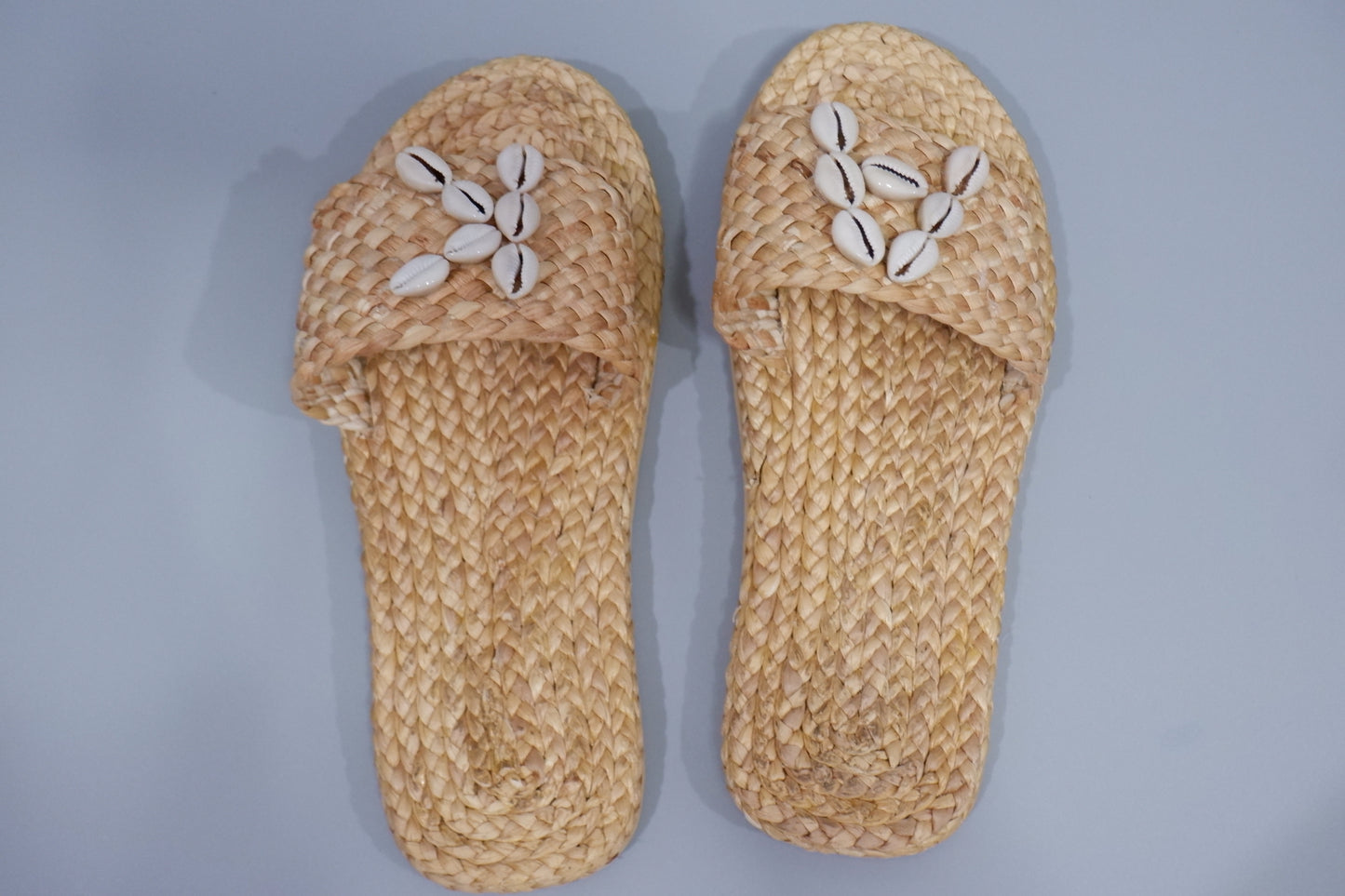 Personalized bridal sandals with shell