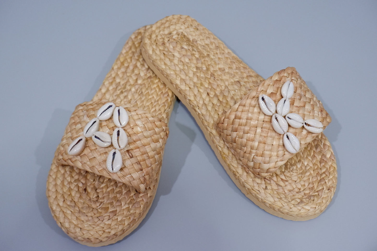 Personalized bridal sandals with shell