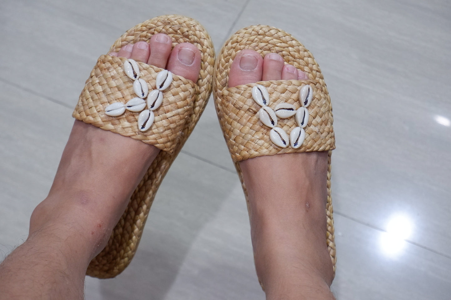 Personalized bridal sandals with shell