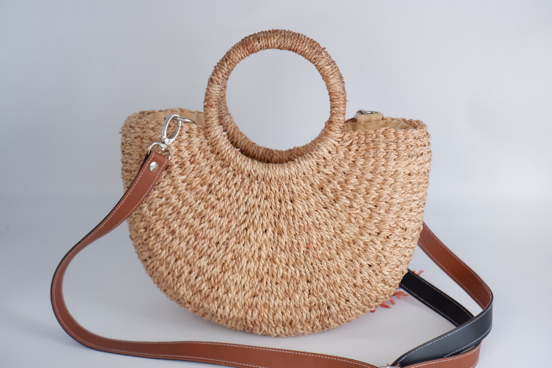 weaving seagrass bag