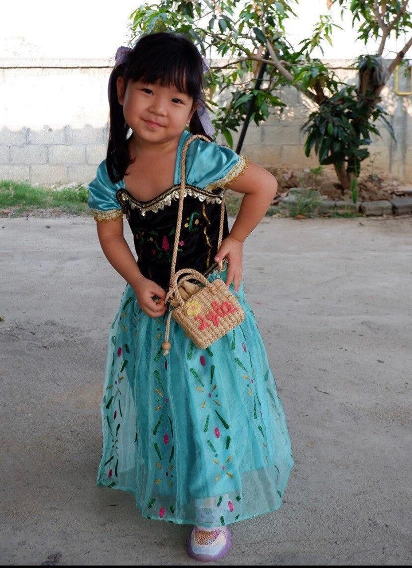 straw bag for child with pompom